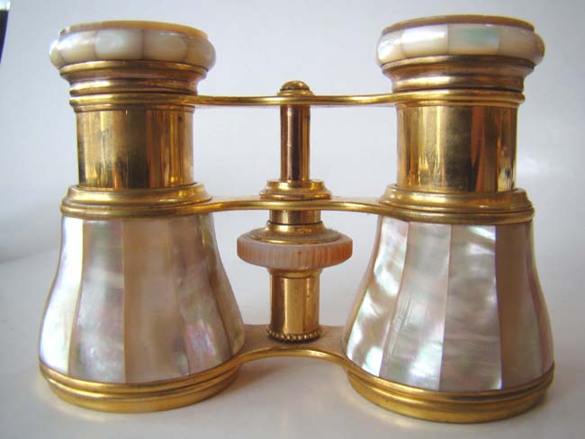 An outstanding pair of 'mint' condition French Opera Glasses with Mother-of-pearl mounts circa 1900 — image 2